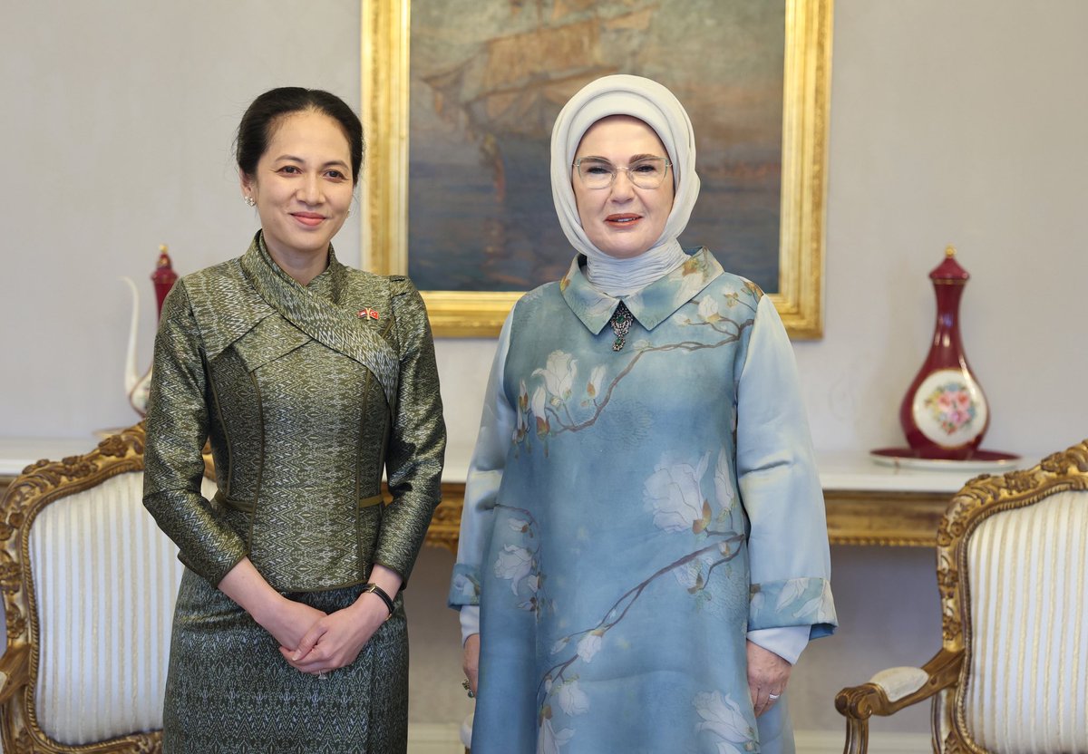 EmineErdogan's tweet photo. Kamboçya Krallığı Başbakanı’nın kıymetli eşi Pich Chanmony Hanımefendi ile İstanbul’da bir araya gelmekten mutluluk duydum.

Bu özel buluşma vesilesiyle Küresel Sıfır Atık İyi Niyet Beyanı’nı imzalayarak gelecek kuşaklara karşı ortak sorumluluğumuza verdiği anlamlı destek için Sayın Chanmony’e şükranlarımı sunuyorum.