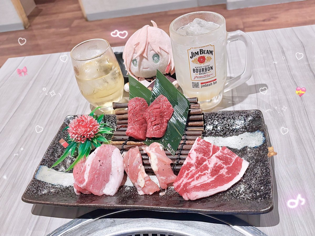 mndO415's tweet photo. 応援広告打ち上げ行ってきましたꧦ𐅁𐀸𐋠𛰙᭜𖫴𖫰𖫱𖫳𖫲𖫲𖫳𖫴𖫰𖫱꛰ﯩᩝ︪᭜𖫴𖫰𖫱𖫳𖫲𖫲𖫳𖫴𖫰𖫱꛰ީᩝ𛰚 ❤︎
おみやげ喜んでくれてよかった😽🫶🏻
ぬいにはいいところに座ってもらいました
いっぱい食べて音楽やってね✊🏻🎶
 #律可 https://t.co/MfY3lAP9XX