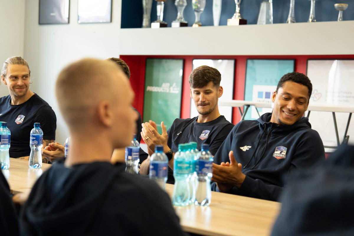 ZAKSAofficial's tweet photo. Odprawa przed startem sezonu 🫡
Zawodnicy, sztab i klubowe biuro przy wspólnym lunchu. Była chwila na rozmowy, motywację i nakreślenie jasnych celów. Bo ZAKSA to #OneTeam na boisku i poza nim 🤩 👊
#ZAKSAfamily🟦⬜🟥 Let's #goZASKA 🔥 https://t.co/oziVBfLGh4