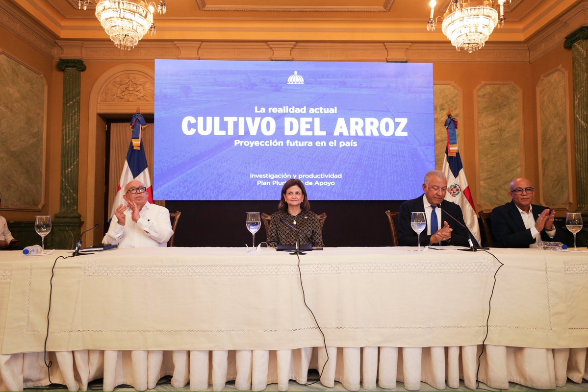 ViceRDo's tweet photo. La vicepresidenta @RaquelPenaVice encabezó un encuentro con la prensa en el Palacio Nacional, durante el cual el ministro administrativo de la Presidencia, Andrés Bautista, presentó las medidas ejecutadas por el Gobierno y las nuevas iniciativas para continuar respaldando y defendiendo la producción nacional de arroz, un sector fundamental para la economía dominicana y la seguridad alimentaria del país.

#RaquelPeña
#VicepresidenciaRD
