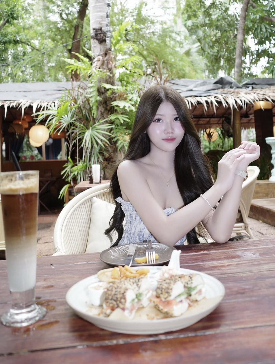 TisaHadcocov's tweet photo. 📐🧮 มาลองโจทย์เรขาคณิิอตกัน!
โจทย์: วงกลมมีรัศมี 7 ซม. ถ้าใช้ π = 22/7 จะมีพื้นที่เท่าไหร่?
พื้นที่ = πr² → 22/7 × 7 × 7 = 154
เฉลย: 154 ตารางเซนติเมตร 🔵✨

สนใจแอดมา🍓🆔 deawxe_22

#รับงานมหาสารคาม เมืองมหาสารคาม พยัคฆภูมิพิสัย กันทรวิชัย https://t.co/y8MKWYKyrQ