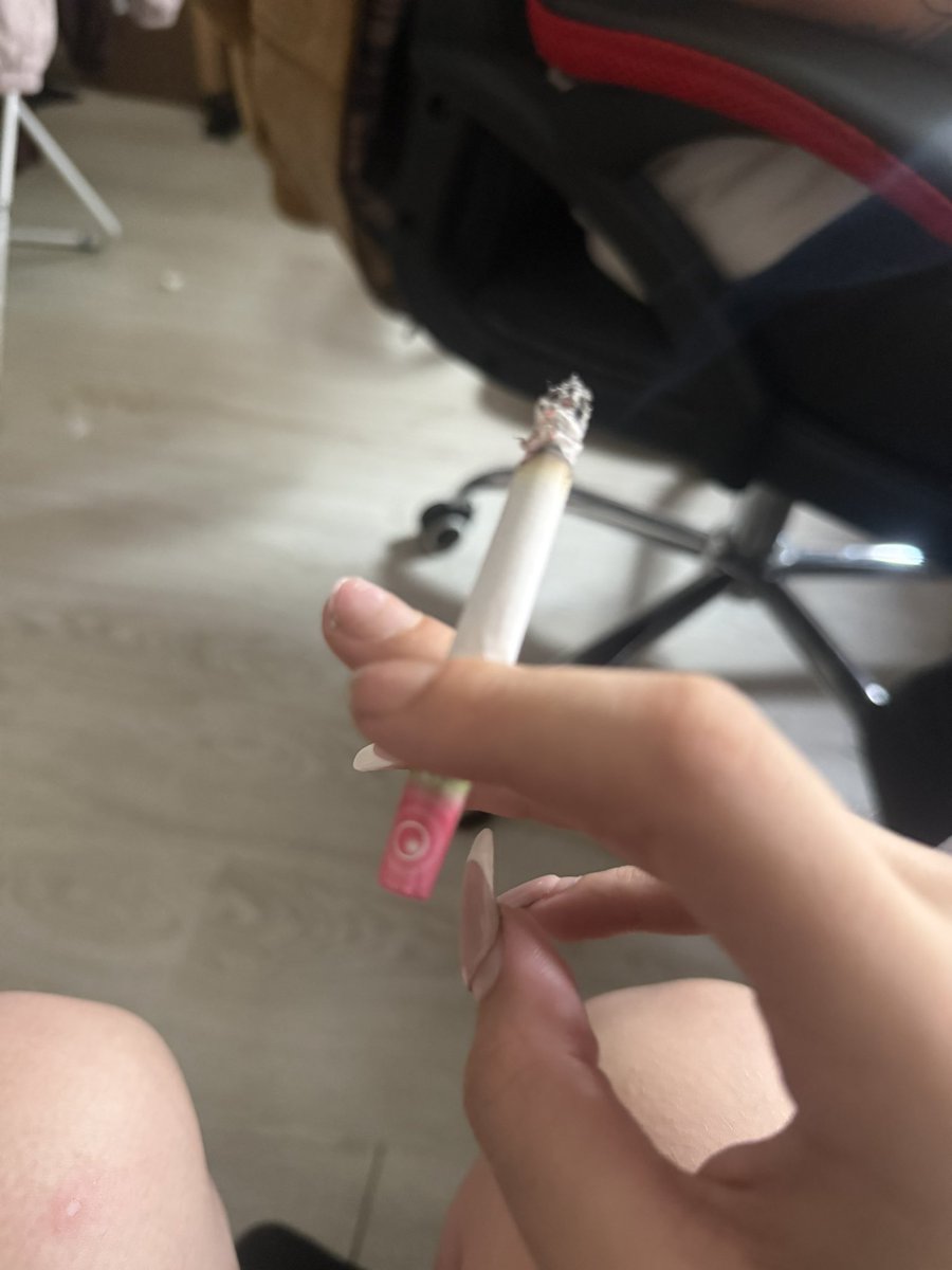 quloona's tweet photo. Cigarro con click me siento en chile okg https://t.co/956HIsykV7