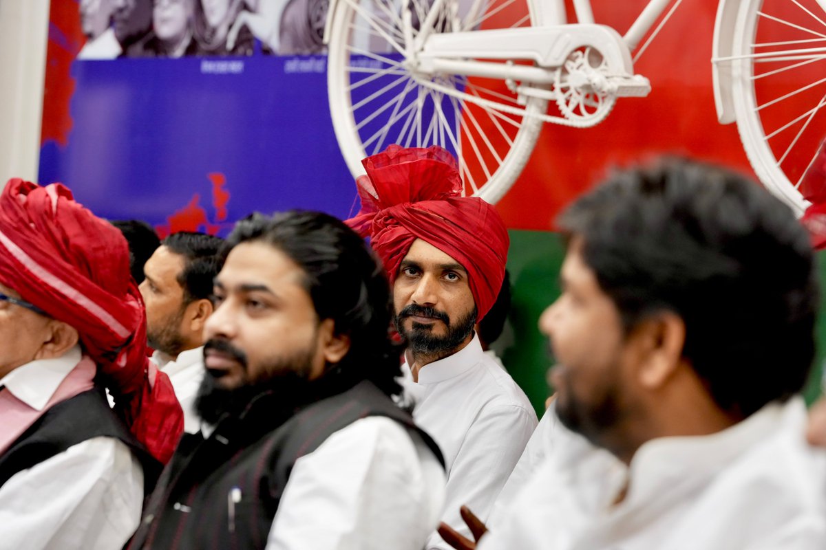 socialistaditya's tweet photo. समाजवादी पार्टी मुख्यालय, लखनऊ में आयोजित सदस्यता ग्रहण कार्यक्रम व मेधावी छात्राओं को लैपटॉप वितरण कार्यक्रम में सम्मिलित हुआ। पार्टी की सदस्यता ग्रहण कर समाजवादी विचारधारा से जुड़ने वाले सभी साथियों का हार्दिक स्वागत एवं अभिनंदन। https://t.co/z5omvbeBDy