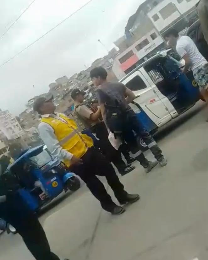 Aderly's tweet photo. 🚨#LOÚLTIMO | Reportan revisión de documentación en distintos paraderos de mototaxis en Villa El Salvador. PNP estaría llevándose a indocumentados incluyendo a extranjeros. https://t.co/4e1CZAo1Lg