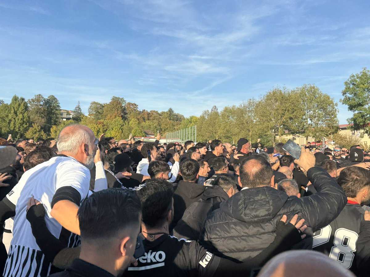 ibrahimertuerk's tweet photo. BEŞİKTAŞ TARAFTARINA AÇIK BİR TEŞEKKÜR! @Besiktas 

Dün UEFA Avrupa Ligi’nde, yıllardır yaşadığım Sinsheim’in bir mahallesi olan Hoffenheim’ın takımına karşı Sinsheim’de sahaya çıkan Beşiktaş, güzel bir futbolun ardından maçı 3-2 kazandı.

Maç öncesinde Hoffenheim kulübü ve emniyet yetkilileriyle yapılan görüşmeler sonucunda, Beşiktaş taraftarlarının saat 15.00–19.00 arasında Sinsheim Türkgücü’nün maçlarını oynadığı sahanın önündeki boş alanda toplanması kararlaştırılmıştı.

Bizler de Sinsheim Türkgücü olarak gelen taraftarları ağırlamak için hazırlıklarımızı yaptık. Köfte satışından müzik yayınına kadar bu buluşmaya katkı sunmaya, misafirlerimize güzel bir ortam hazırlamaya çalıştık.

Bizi en çok sevindiren ise Beşiktaş taraftarının sergilediği davranışlar oldu. Gerek toplanma alanında gerekse şehirde bulundukları süre boyunca, burada yaşayan biz Türkleri mahcup edecek herhangi bir olaya sebebiyet vermediler. Aksine, coşkuları ve çevreye karşı saygılı tutumlarıyla bizleri gururlandırdılar.

Sinsheim ve çevresinde yaşayan Türkler olarak, bu güzel davranışlarından dolayı Beşiktaş taraftarına gönülden teşekkür ediyoruz.

Galibiyetiniz kutlu olsun. Sinsheim’de güzel bir iz bıraktınız!

Bir Trabzonsporlu olarak da bunu memnuniyetle ifade etmek isterim: Teşekkürler Beşiktaş taraftarı!