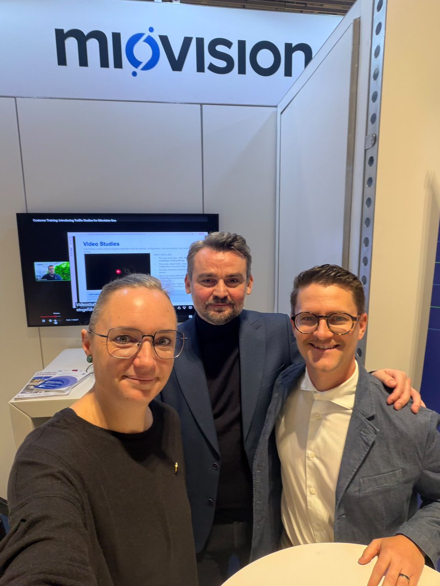IRF_global's tweet photo. @IRF_Global connected with members and industry partners at the DSVK German Roads and Traffic Conference in #Wiesbaden, with Senior Adviser Nina Elter meeting representatives from across the road and transport infrastructure sector.

Join the IRF network and explore membership benefits: https://t.co/5uUUsdiFol

#IRFGlobal #DSVK2026 #RoadInfrastructure