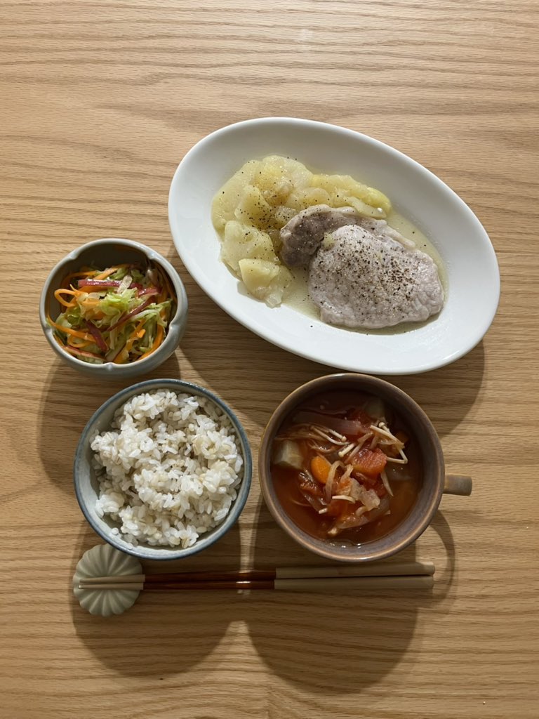kmeg50's tweet photo. 夜ごはん 今月2度目の豚肉のりんごバター蒸し🍎🧈
バターをまとったりんごがあまじょっぱくて美味しすぎる！！食べる度に幸せの味ってこれだなと思う
剥いた皮はたまちゃんに教えてもらったコールスローアレンジで🥕♡ https://t.co/bUZGbsOCvt