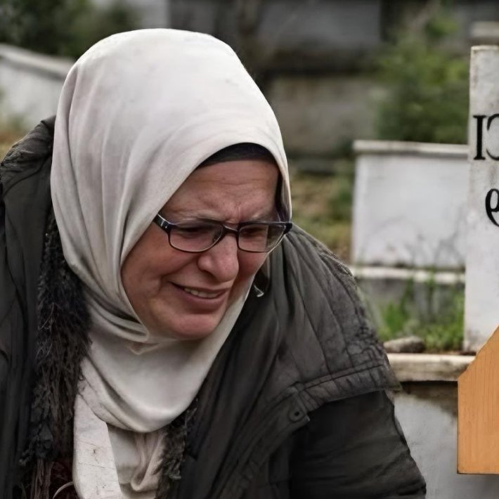 bosunatiklama's tweet photo. Kubilay Kaan Kundakçı cinayeti duruşmasında yaşananlar:

▬ Ülker Kundakçı, 'Ben 21 yaşındaki tek evladımı toprağa koydum. Bunların hepsinin bana bir can borcu var. Hiçbirine hakkımı helal etmiyorum' dedi.

▬ Ardından Aleyna Kalaycıoğlu'nu işaret ederek 'Aleyna Hanım! Benim oğlumun azmettiricisi Aleyna'dır. Benim adaletimi mahkeme sağlasın!' ifadelerini kullandı.

▬ Ülker Kundakçı, açıklamalarının ardından duruşma salonunda rahatsızlandı ve görevliler tarafından dışarı çıkarıldı. (Emrullah Erdinc)