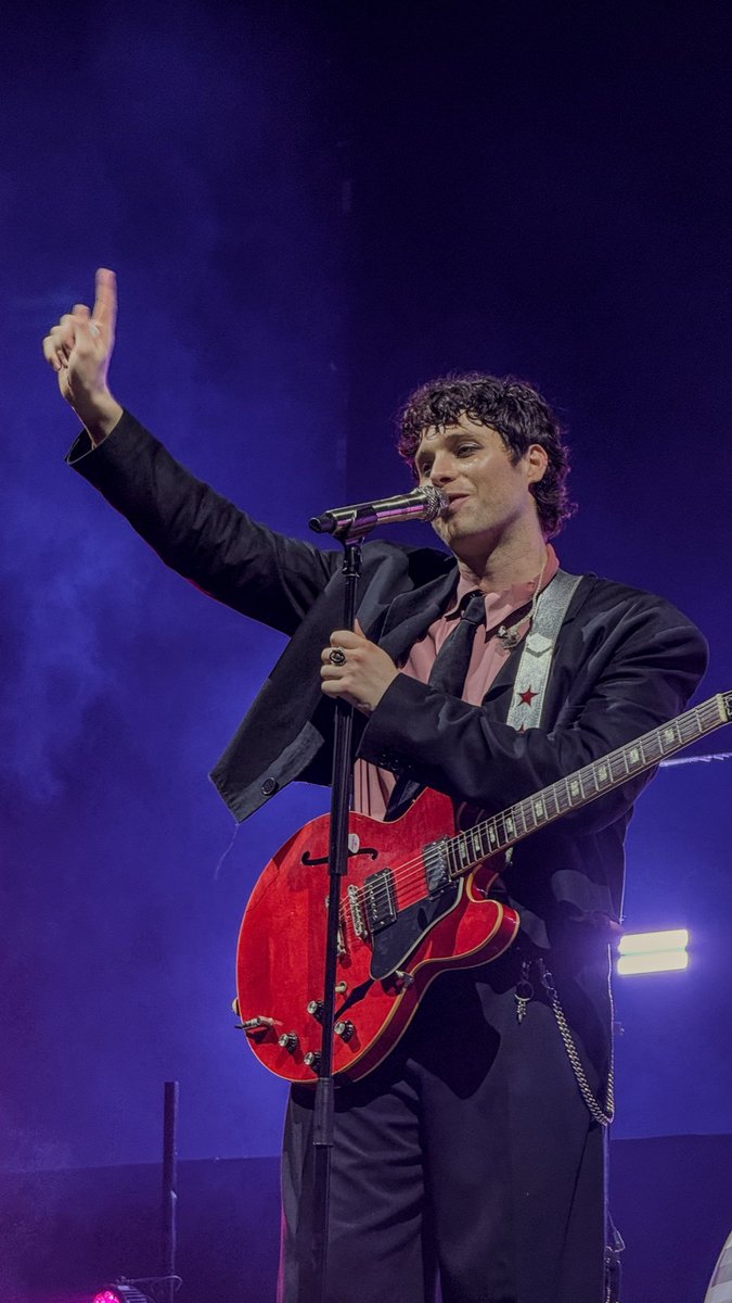 calumterezo's tweet photo. a un mes de que luke nos haga ☝🏻 https://t.co/JALQtNCtD3
