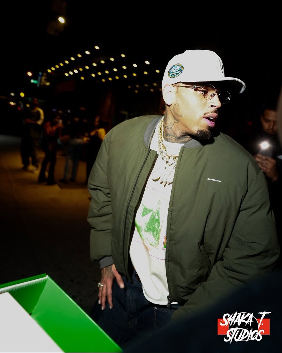 QGBreezy's tweet photo. 🚨 — Chris Brown deixando uma After Party recentemente. https://t.co/6rFN9u1iEr