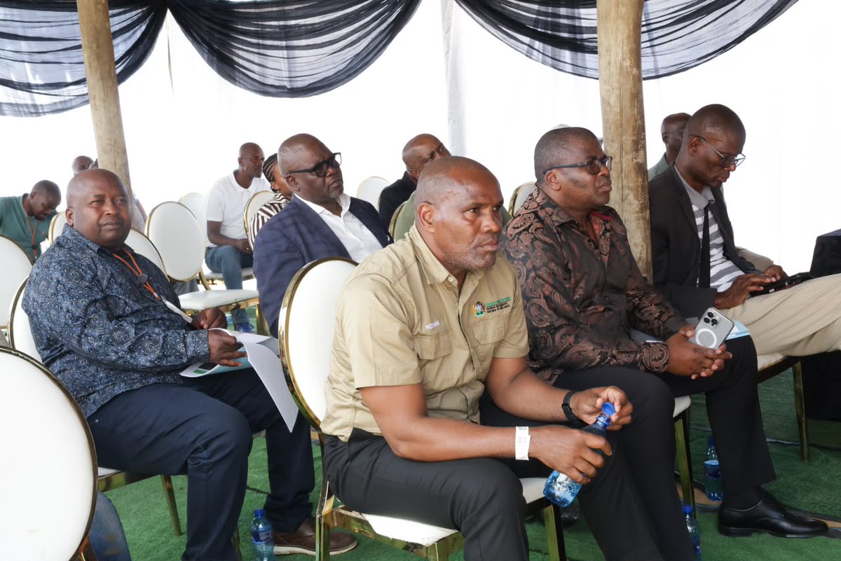 GovernmentZA's tweet photo. 📸 The Inter-Ministerial Committee on Service Delivery, led by Human Settlements Minister Thembi Simelane on behalf of Deputy President Paul Mashatile, also visited the Kanyekanye High School in Bilanyoni, eDumbe Local Municipality in the Zululand District in KwaZulu-Natal Province.

"Our visit to Kanyekanye High School reminded us that education remains one of the most effective instruments for transforming lives. Kanyekanye is one of the oldest historical schools in Dumbe. For this reason and responding to the request from the community, we will demolish and rebuild the school into a modern state of the art high school", said Minister Simelane.

Planned projects the school rebuilding addresses include water and sanitation, storm damage, renovations, rehabilitation, refurbishments, fencing as well as brand new Grade R facilities.

Minister Simelane is joined by the District Development Champion, Public Service and Administration Minister Mzamo Buthelezi and Minister of Land Reform and Rural Development, Mr Mzwanele Nyhontso.

#ServiceDeliveryZA