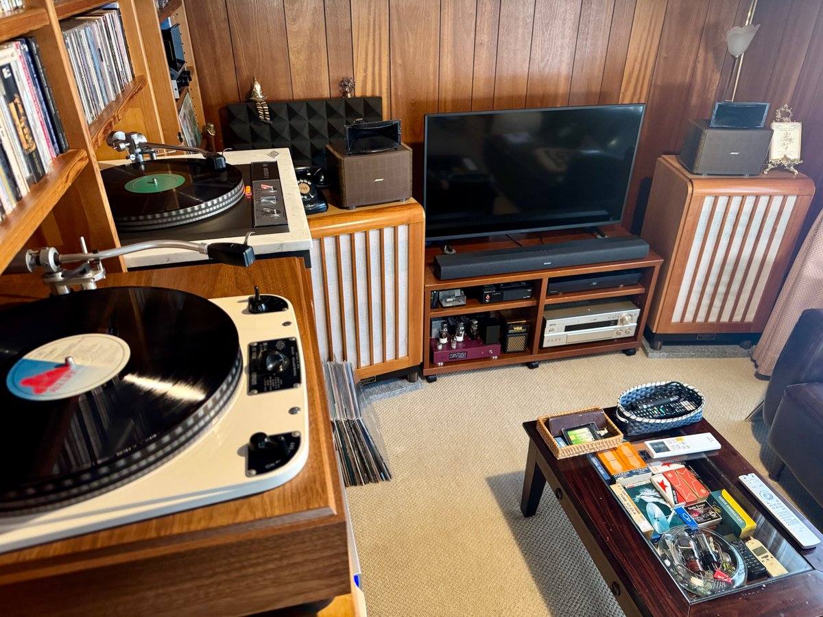 HeadShellRecord's tweet photo. ステレオ誌12月号「音の見える部屋」でマニアを取材。特注エンクロージャーに収まっているユニットはあのWE 756A。アルテックのドライバーを加え、70年代以降の録音もモダンに鳴らしていました。特にCharlie Hadenの『Gitane』は、とても1940年代誕生のユニットとは信じがたい低音でした。 https://t.co/TnhVH3sxax