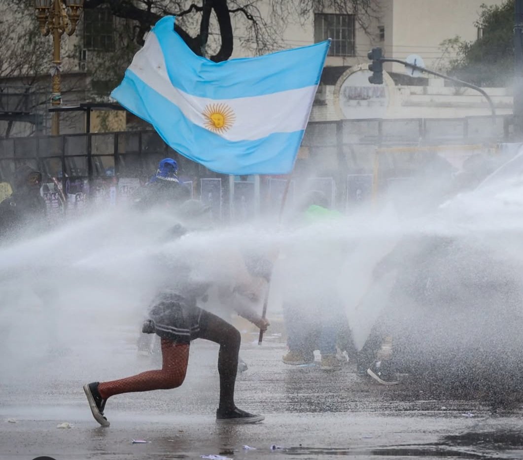 coragamarnik's tweet photo. Nunca fue tan fácil elegir.
La primera foto es de @BagliettoMatias la segunda de Rodrigo Ruiz.
Falta de quorum en el Congreso y marcha en defensa de las universidades públicas 
15-10-2026. https://t.co/Zo376OCJ2f