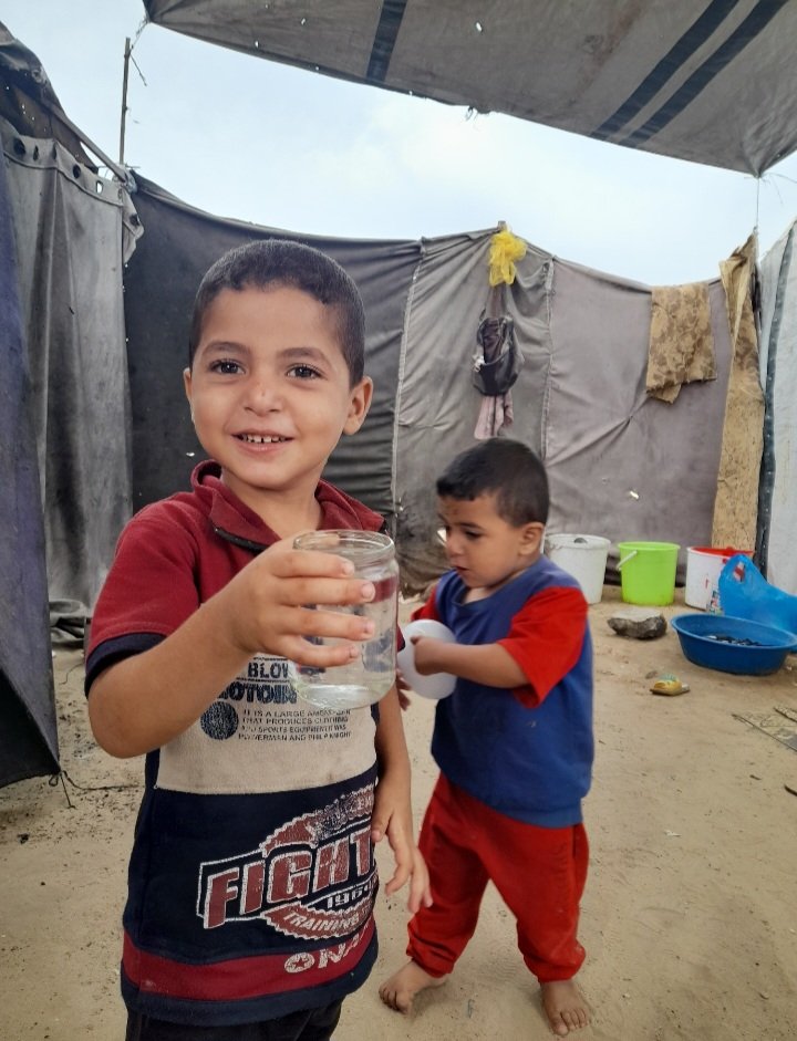 anas___1990's tweet photo. In Gaza, obtaining water has become a painful struggle in itself. I carry water alongside my children as we are forced to flee, and my heart breaks to see them endure such hardship instead of enjoying their childhood.
🙏 Please, help us. ❤️🇵🇸
https://t.co/StRCQ2BGpn https://t.co/E32hgJVGSo