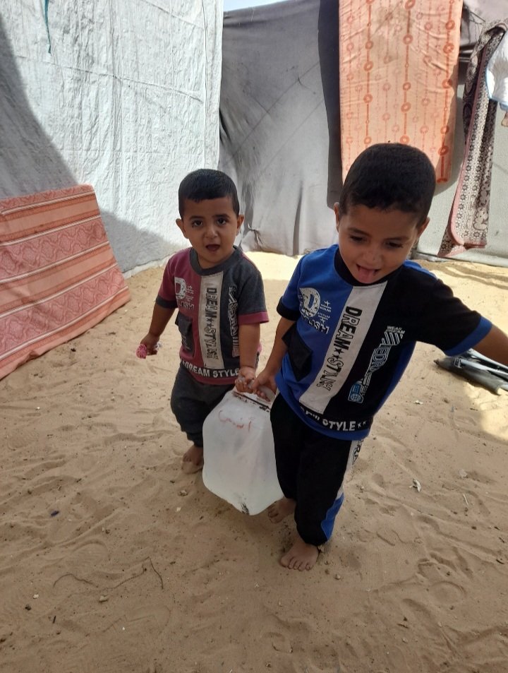 anas___1990's tweet photo. In Gaza, obtaining water has become a painful struggle in itself. I carry water alongside my children as we are forced to flee, and my heart breaks to see them endure such hardship instead of enjoying their childhood.
🙏 Please, help us. ❤️🇵🇸
https://t.co/StRCQ2BGpn https://t.co/E32hgJVGSo