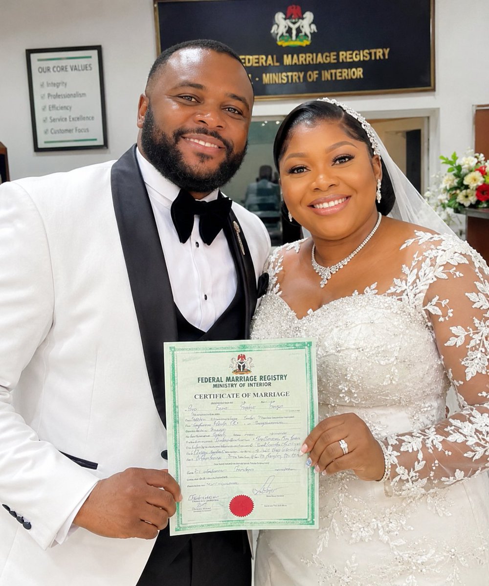 FFolorunso9040's tweet photo. 💍 One couple wears luxury. Another wears simple Ankara to the registry.

Ladies, would you marry the man you love without an extravagant wedding, or wait until he can afford one?

A wedding lasts a day; marriage is a lifetime.

Ladies and men, what's your take? 👇🏾 https://t.co/c1w35IaWc6