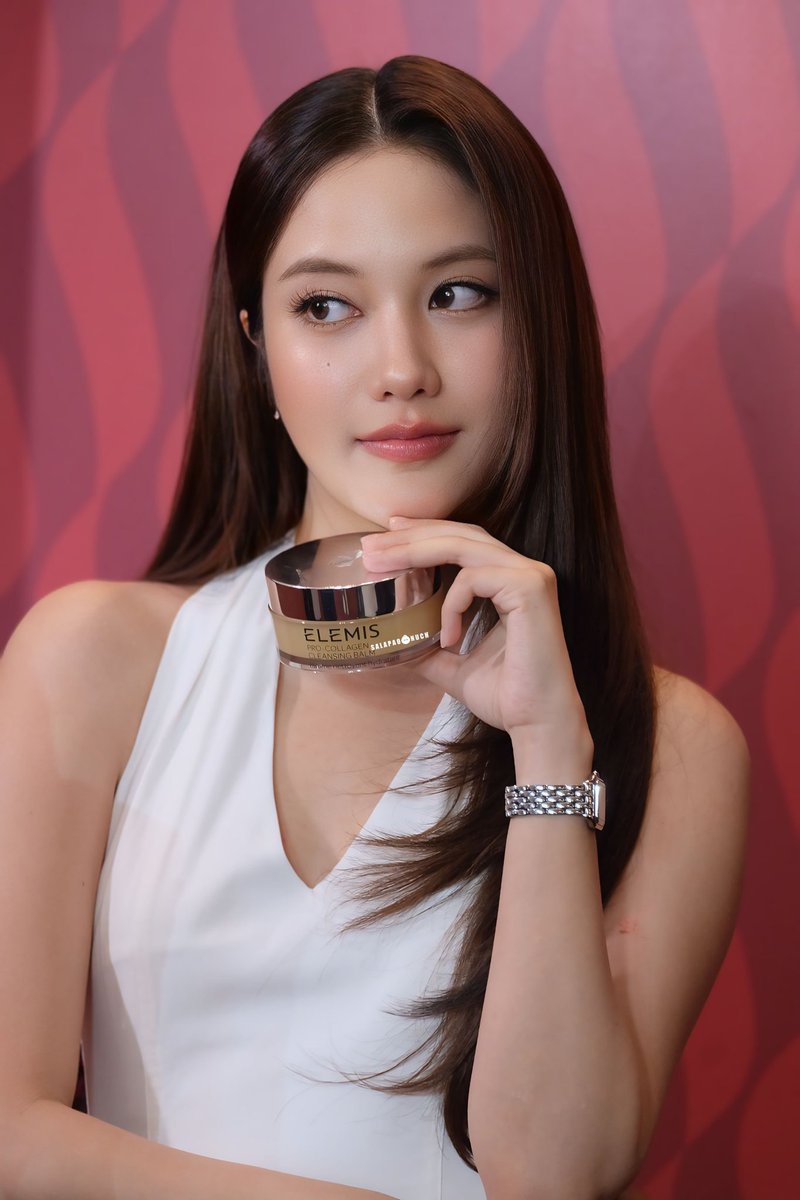yoongsar's tweet photo. Freen is so elegant, she posing with the brand such breathtakingly 🫠

ELEMISTH X Freen
#6THYearAnniversaryELEMISTH
#ELEMIS #ELEMISThailand 
#ELEMISTHxSrchafreen 
#FriendofELEMISThailand https://t.co/m4b83Yvnsr