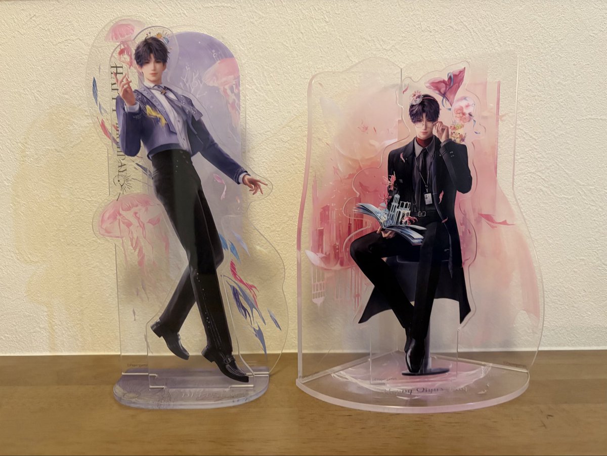nesan_hmn's tweet photo. ホムラのお誕生日グッズ届いたーー！！
背景2面だけど座ってるからか思ったより小さくて安心した😂

海神様のアクスタがデカすぎる気がするから期待してるwww https://t.co/aqlvL8e4zM