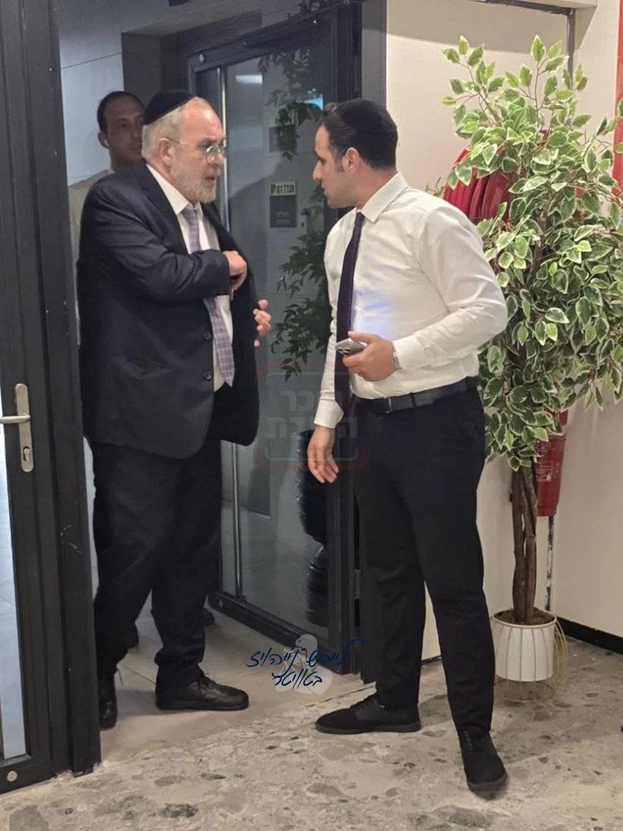 Published_I's tweet photo. איידערן אריינגיין אין די 'כיכר השבת' סטודיא און ארויסלאזן די העדליין וואס האט אויפגעטרייסלט אלע מידיא קנאלן – אן אולטימאטום פאר סיי וועלכע קומענדיגע מדינת ישראל רעגירונג אז מען מוז לייגן דעם 'חוק הגיוס' אלס א העכסטע פריאריטעט - איז דער פארזיצער פון יהדות התורה, חבר הכנסת יעקב אשר, געזען געווארן אין אן ערנסטע שמועס מיט'ן איזראעלי זשורנאליסט און אינטערוויוער ישי כהן.