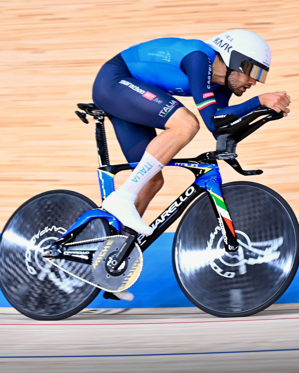 ItaliaTeam_it's tweet photo. Emozioni supersoniche!Tripudio azzurro a Shanghai nell’inseguimento individuale maschile! 🚴♂️🚀
Ai Mondiali di #ciclismo su pista Jonathan Milan conquista un oro strepitoso, firmando anche il nuovo record mondiale nel corso delle qualificazioni (3’58’’850): è il primo uomo di sempre capace di scendere sotto i 3’59’’, con una velocità media senza senso: 60.289 km/h 😲🥇
A completare il podio, un grande Filippo Ganna, che conquista il bronzo, la sua 16ª medaglia a livello iridato 💙🥉
@MilanJonathan_
@GannaFilippo
@Federciclismo