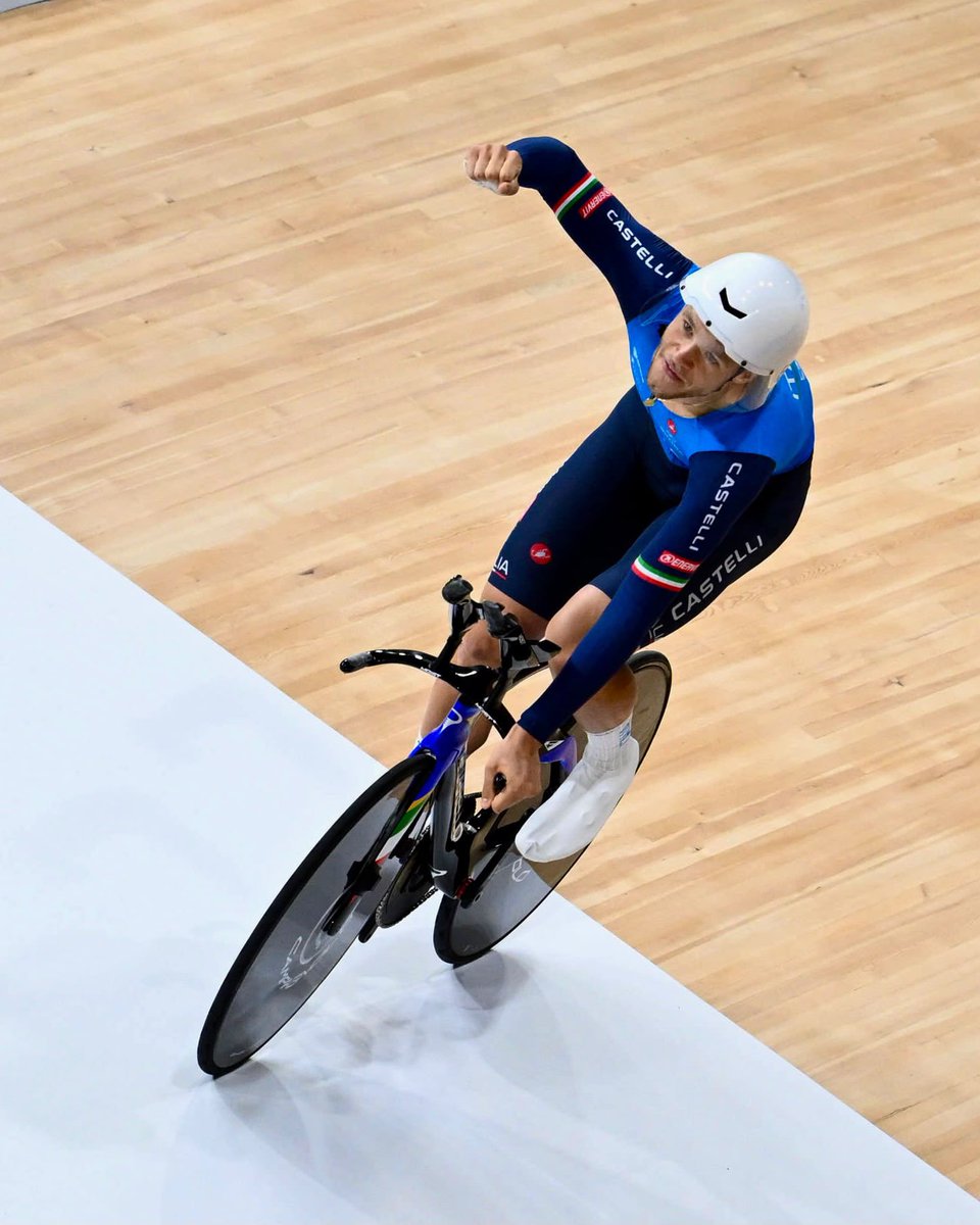 ItaliaTeam_it's tweet photo. Emozioni supersoniche!Tripudio azzurro a Shanghai nell’inseguimento individuale maschile! 🚴♂️🚀
Ai Mondiali di #ciclismo su pista Jonathan Milan conquista un oro strepitoso, firmando anche il nuovo record mondiale nel corso delle qualificazioni (3’58’’850): è il primo uomo di sempre capace di scendere sotto i 3’59’’, con una velocità media senza senso: 60.289 km/h 😲🥇
A completare il podio, un grande Filippo Ganna, che conquista il bronzo, la sua 16ª medaglia a livello iridato 💙🥉
@MilanJonathan_
@GannaFilippo
@Federciclismo
