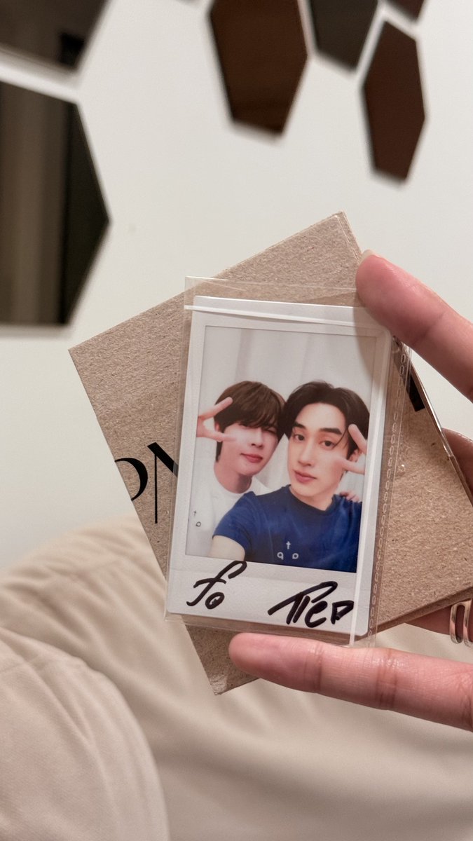emflaek's tweet photo. น้องโพลารอยด์เดินทางมาถึงแบ้วค้าบบบ ร้านแพ็คมาดีมาก ฮืออออออ แคมเปญเดือนหน้าเจอกันอีกค่าาา กันเงินไว้แล้วๆๆ😎🫶🏼

#AtipaXTleFirstone https://t.co/1i0zhLhbcH