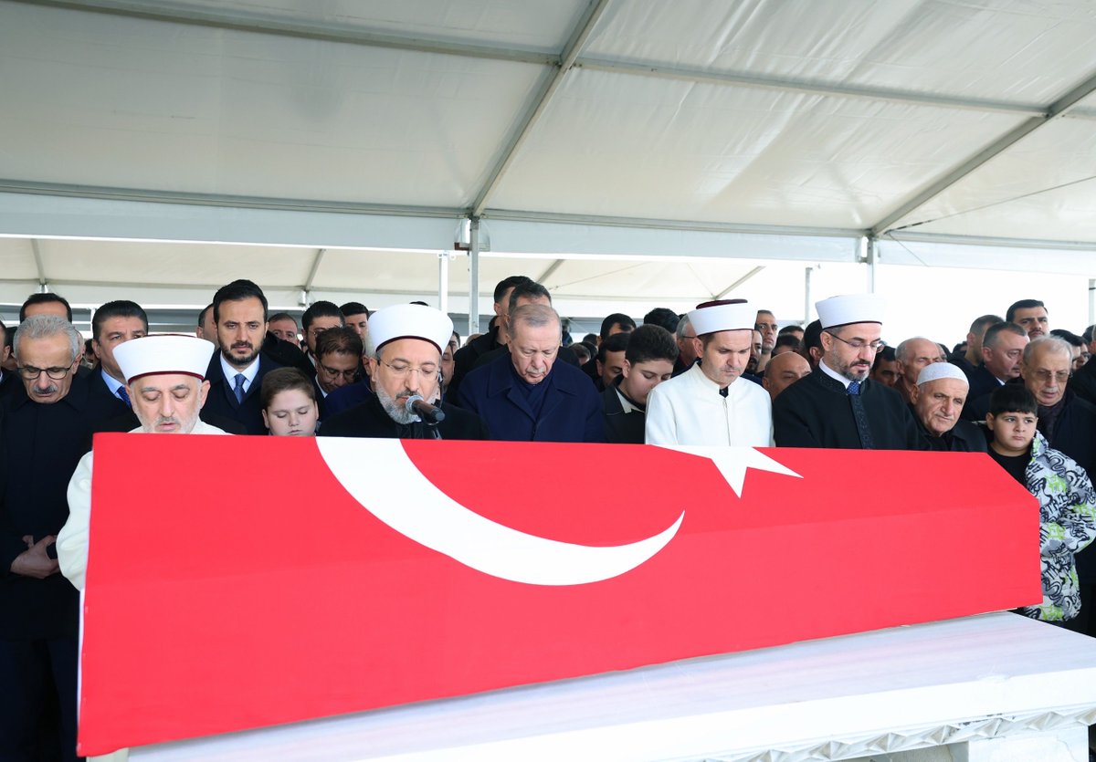 iletisim's tweet photo. Cumhurbaşkanımız Sayın Recep Tayyip Erdoğan, Düzce'de geçirdiği trafik kazası sonucu hayatını kaybeden Üsküdar Belediye Başkan Vekili Dündar Ziya Gültekin için Büyük Çamlıca Camii'nde düzenlenen cenaze törenine katıldı. https://t.co/LFc6ZC17vf