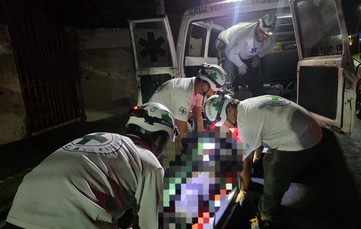 TelenoticiasGMV's tweet photo. Un motociclista resultó lesionado anoche en San Pedro Masahuat Centro, La Paz. Socorristas de Cruz Verde Zacatecoluca le brindaron atención prehospitalaria, lo estabilizaron y posteriormente lo trasladaron a un centro asistencial.

#TNM #GMV https://t.co/NrdEiZPiPz