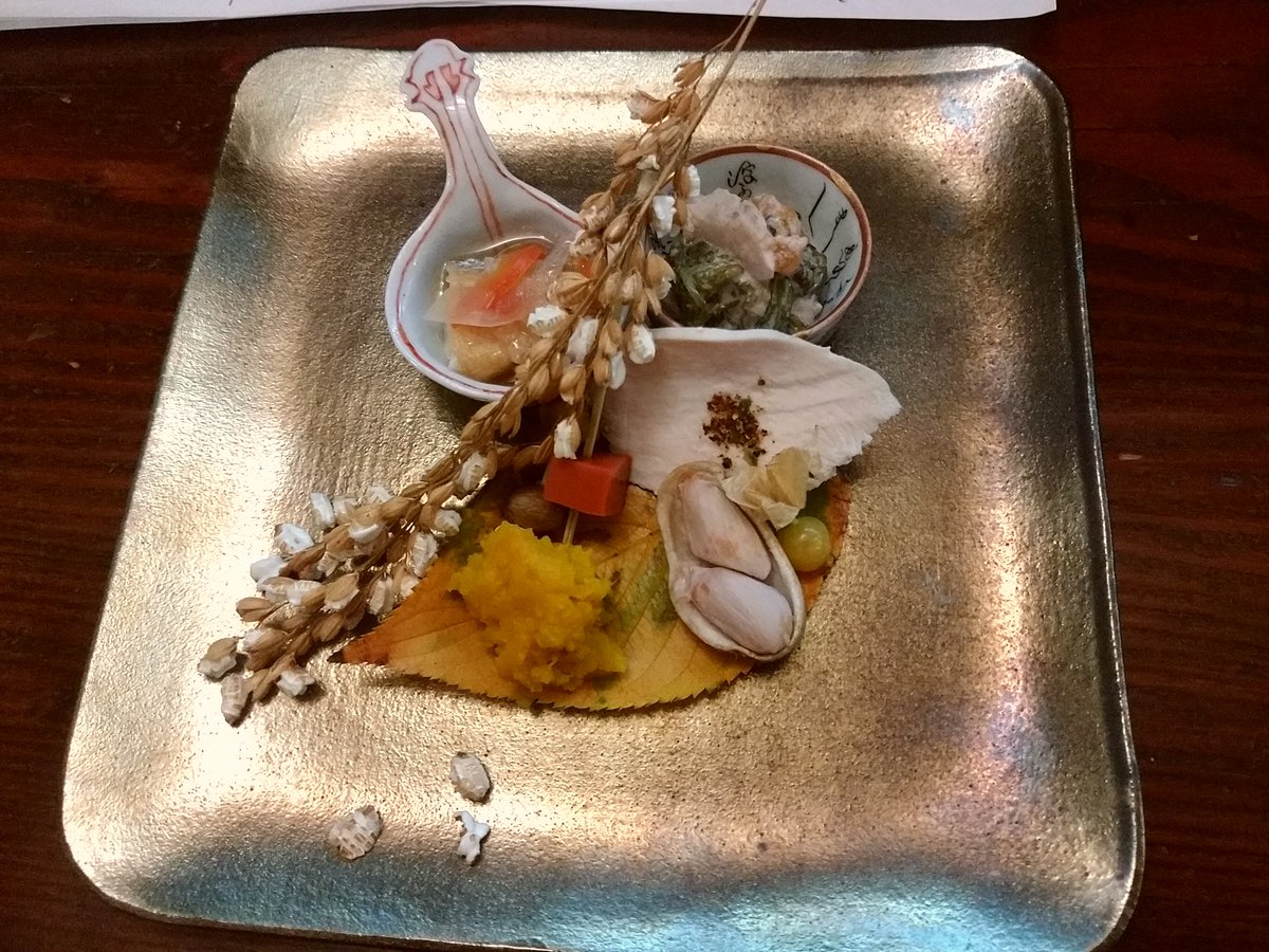 asyuu's tweet photo. 夜は予約していた浜大津の四時（しいじ）さんへ。志しのある料理屋さんで、ご主人･奥様から店の名前の由来などをお聞きした
北大路魯山人の「春夏秋冬　料理王国」に傾倒して、春夏秋冬＝しいじと命令したとのこと
妻とともに得心
素敵なお料理ばかり https://t.co/7bT11NxDk4