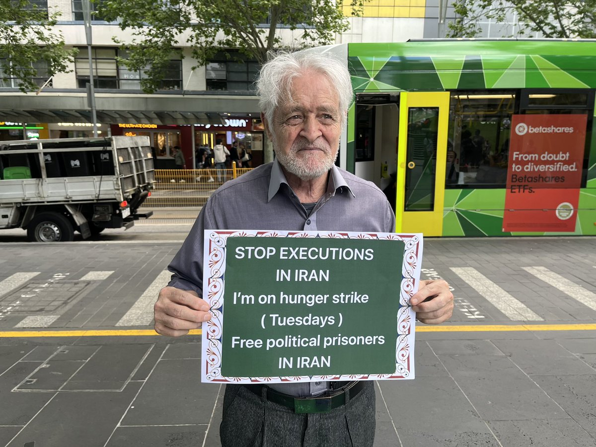 ISDHRmelbourne's tweet photo. اعدام، جان انسان‌ها را می‌گیرد؛ اما صدای آزادی‌خواهی را خاموش نمی‌کند. من در کنار خانواده‌های دادخواه و تمام کسانی ایستاده‌ام که برای پایان دادن به اعدام مبارزه می‌کنند.
نه به اعدام؛ آری به زندگی و آزادی. 
#نه_به_اعدام
 #سه‌شنبه‌های_نه_به_اعدام
#نه_شاه_نه_شیخ
#ایران
#استرالیا https://t.co/pODuQJEcR5