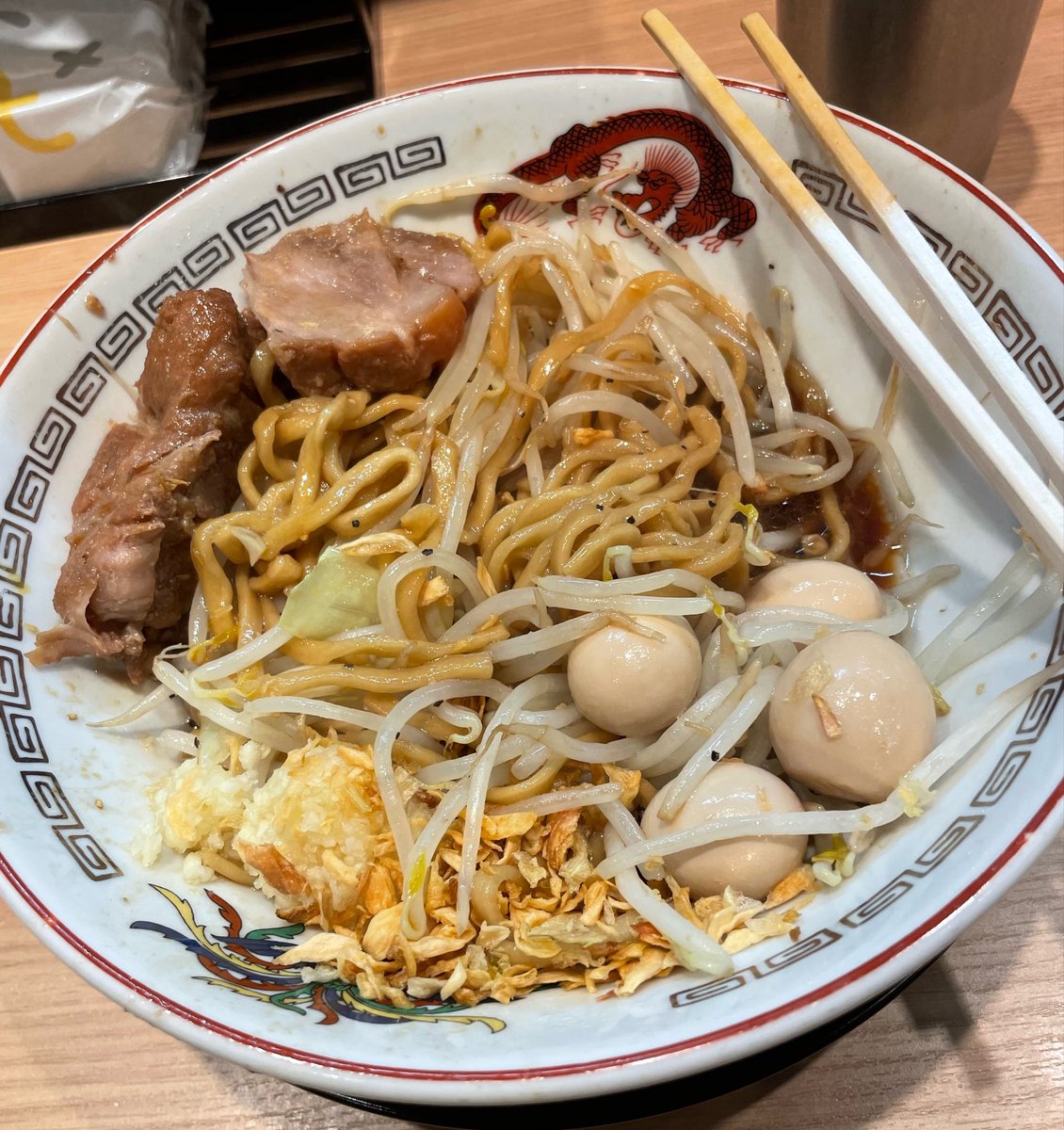 surokasukabe's tweet photo. 豚山の汁なしを食べてきた🍜
ニンニクを食べるために🧄🐷
麺は125g😋 https://t.co/sJADm0RE4M
