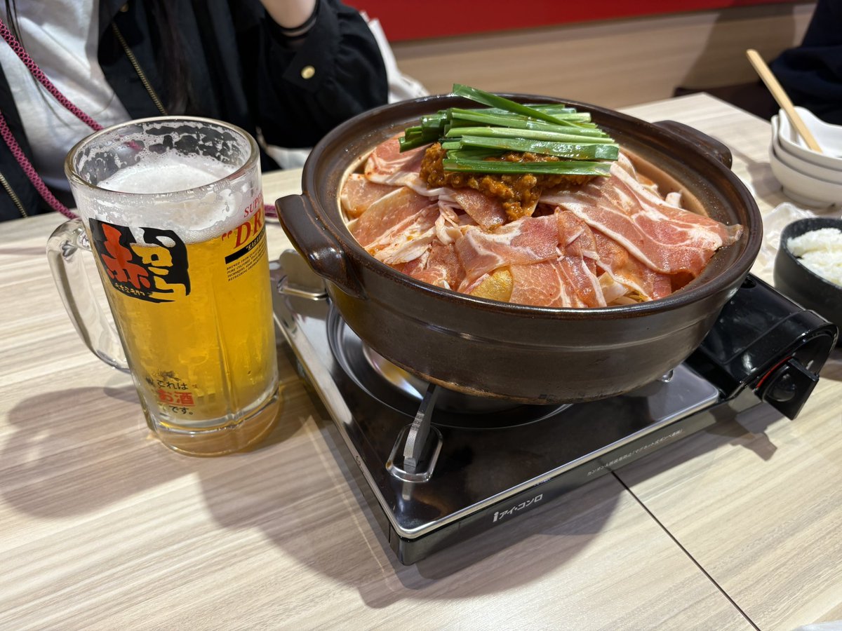 akogitune's tweet photo. 旅行の始まりは地元に復活してくれた赤からで！
鍋にビール！！ヾ(*´∀｀*)ﾉ https://t.co/vd9hV6WjTv
