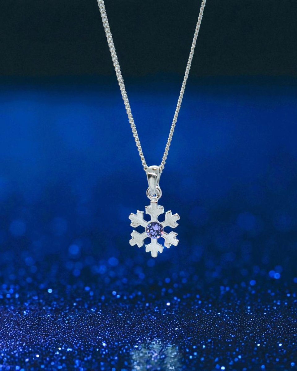 watarukitazawa's tweet photo. ❄️雪の結晶は、一つとして同じ形がないと言われています。

中央には4mmのオーストリアクリスタルガラス。
色や金具を選べる、小さくても美しく輝くネックレスです。

あなただけの物語を胸元に。❄️ https://t.co/IkEzN03v2R