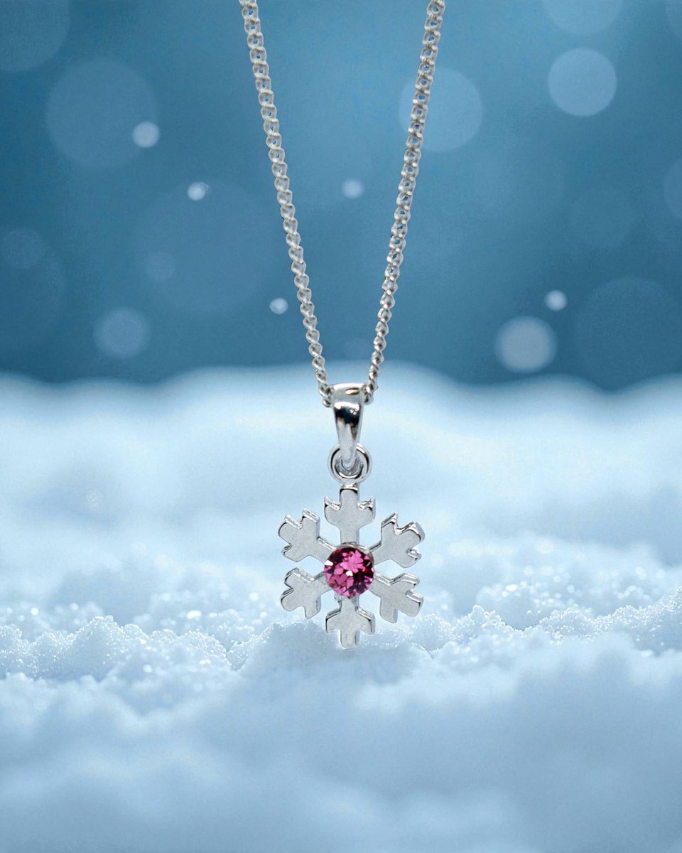 watarukitazawa's tweet photo. ❄️雪の結晶は、一つとして同じ形がないと言われています。

中央には4mmのオーストリアクリスタルガラス。
色や金具を選べる、小さくても美しく輝くネックレスです。

あなただけの物語を胸元に。❄️ https://t.co/IkEzN03v2R