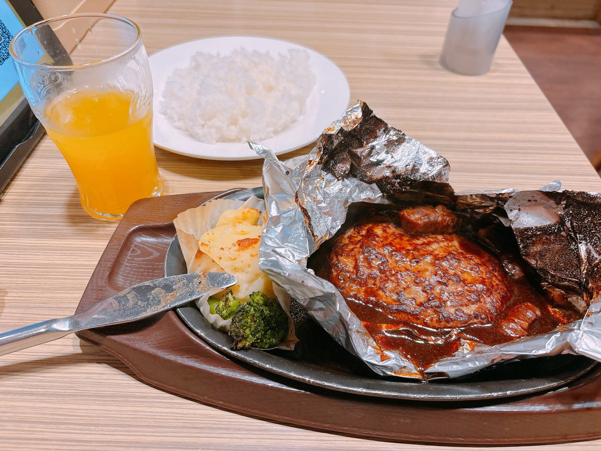 amane_emi's tweet photo. ガストでご飯！
シャインマスカットと紅茶の組み合わせめっちゃおいしかった。 https://t.co/69IYgDDsly