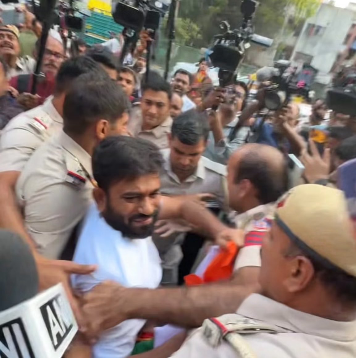 gautamsinghhere's tweet photo. CJP founder Abhijeet Deepke Detained Ahead of Tiranga March. #AbhijeetDeepke #NehaAisa https://t.co/RsyOn1ph1T
