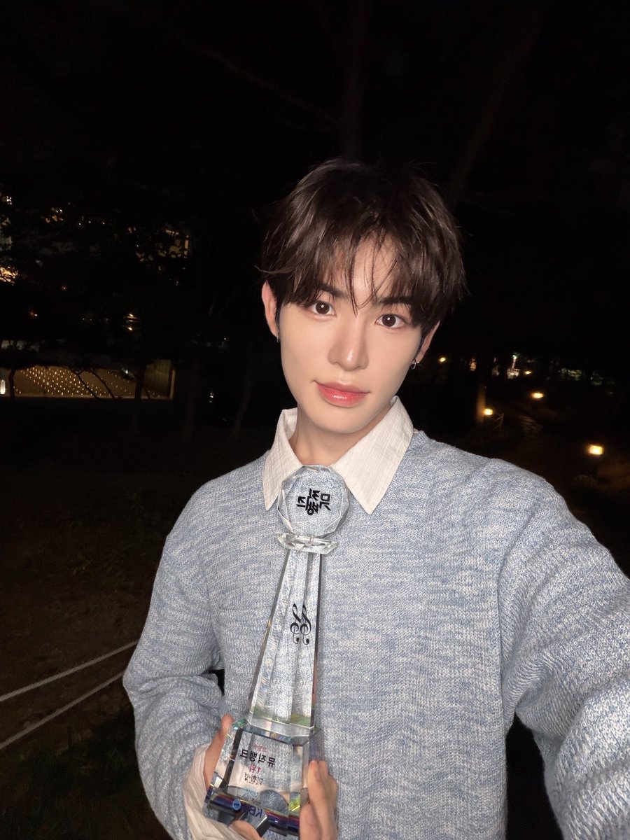 kickflip_jype's tweet photo. [#민제]
위플립!!!! 오늘 저희 상 받았어요 🥹💙
벌써 3관왕이라니 아직도 믿기지 않아요 🥹
3집과 4집에 이어서 이번에도 뮤직뱅크에서 상을 받게 돼서 더 기쁘고 의미가 큰 것 같아요
특히 오늘은 국립중앙박물관에서 상을 받게 돼서 더 새롭고 특별한 하루로 기억에 남을 것 같아요
오늘 마지막 순간까지 열심히 응원해 준 우리 위플립 정말 고마워요 위플립 생각만 해도 너무 행복하고 이렇게 큰 사랑을 받고 있다는 게 정말 감사해요
오늘 받은 상도 전부 위플립 덕분이라고 생각해요 앞으로도 더 좋은 모습 보여드릴 테니까 함께 행복한 추억 많이 만들어 가요
오늘도 정말 고맙고 많이 사랑해요 위플립 💙