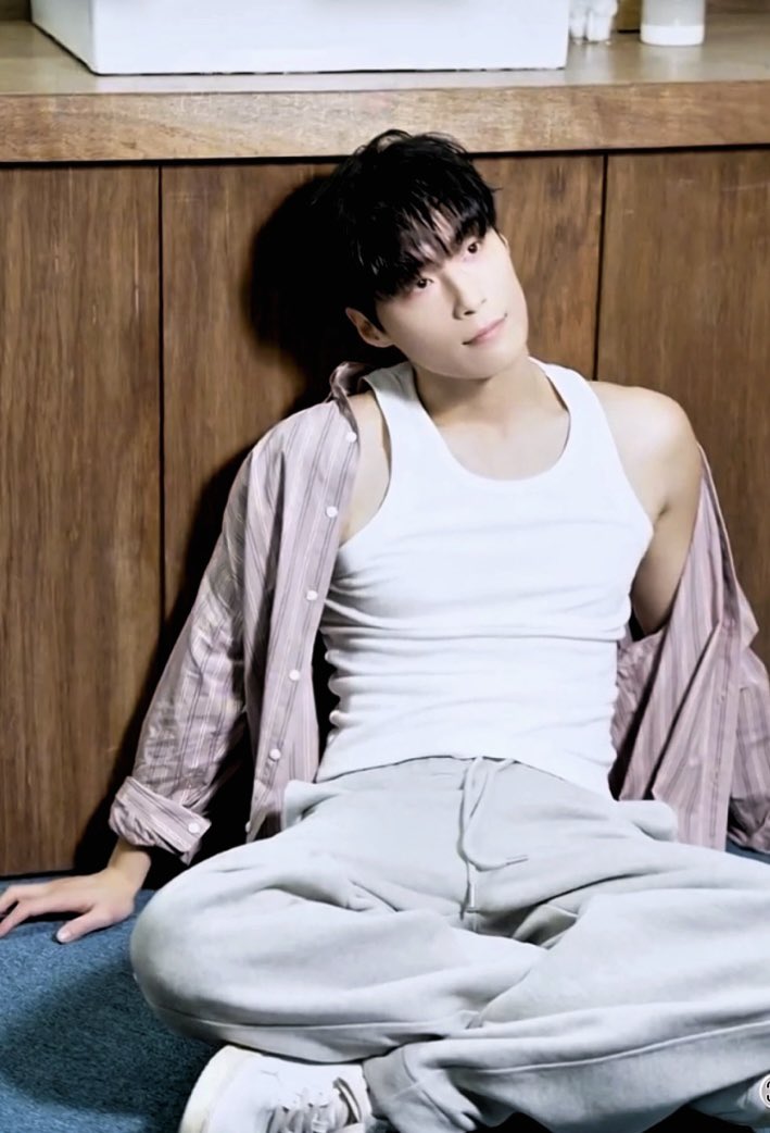 heonamjunTH's tweet photo. สลับโหมด ON & OFF ได้กร้าวใจสุดๆ จากลุคชิคๆ เปลี่ยนมาเป็นโหมดสบายๆ สบายตา แต่หล่อทำลายล้างทั้งคู่! 💖✨
#heonamjun #허남준 #ฮอนัมจุน #heonamjunth https://t.co/Uzpqsd4tt8