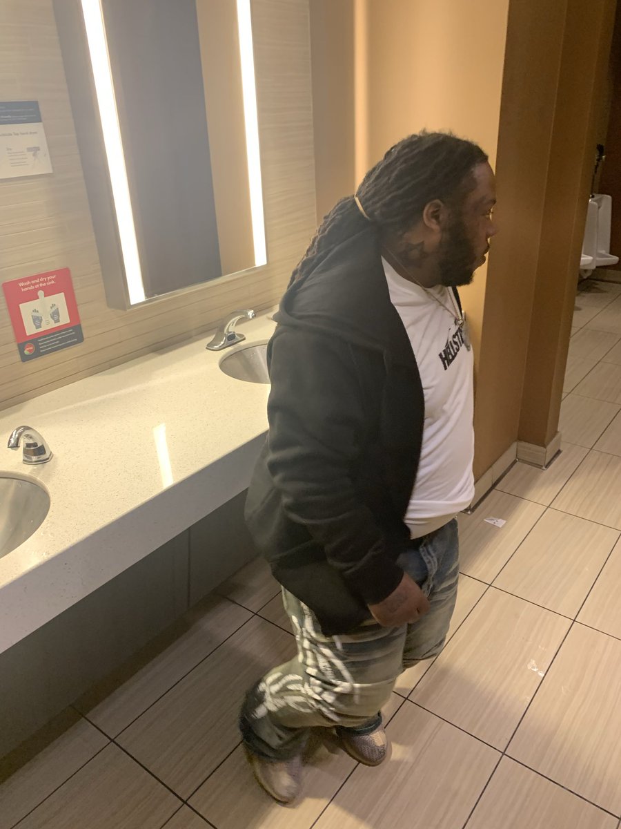 6seven00's tweet photo. Ni$$as mad🤬they dropped that case with me🔓
#heavyway
#forevergreedy https://t.co/JUaxBfkZ06