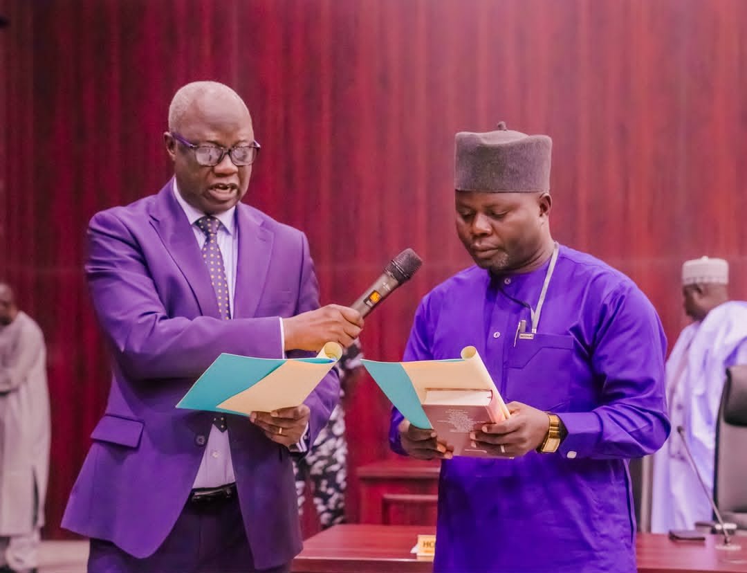 AdamawaLastBor's tweet photo. Governor Ahmadu Fintiri has called on political appointees to work together and ensure that the people enjoy the benefits of democracy, regardless of the time they join the administration.

Governor Ahmadu Umaru Fintiri made the call while swearing in Engr. Sunday Zechariah as Senior Special Adviser to the Governor at the Council Chamber of the Government House in Yola.

Governor Fintiri said his administration had invested heavily in different sectors and urged the new appointee to bring his wealth of experience to support the government in achieving its goals.

He noted that although Engr. Zechariah was joining the administration towards its end, he should not concentrate only on his immediate area but also work to meet the needs of his constituency.

The governor urged him to work closely with other members of the team, using his experience and ability to help the government meet the expectations of the people.

He also charged him to make good use of the time available to ensure that his people enjoy the benefits of democracy.

In his response, the newly sworn-in Senior Special Adviser, Engr. Sunday Zechariah, thanked God and Governor Fintiri for the confidence reposed in him.

He described the appointment as a call to service and pledged to discharge his duties with loyalty, honesty, dedication and the fear of God.

Engr. Zechariah also promised to contribute to the success of the administration’s eight-point agenda and called on the people of Adamawa State to support him with prayers and cooperation.

The oath of office was administered by the Adamawa State Commissioner for Justice, Barrister Afraimu Jingi.