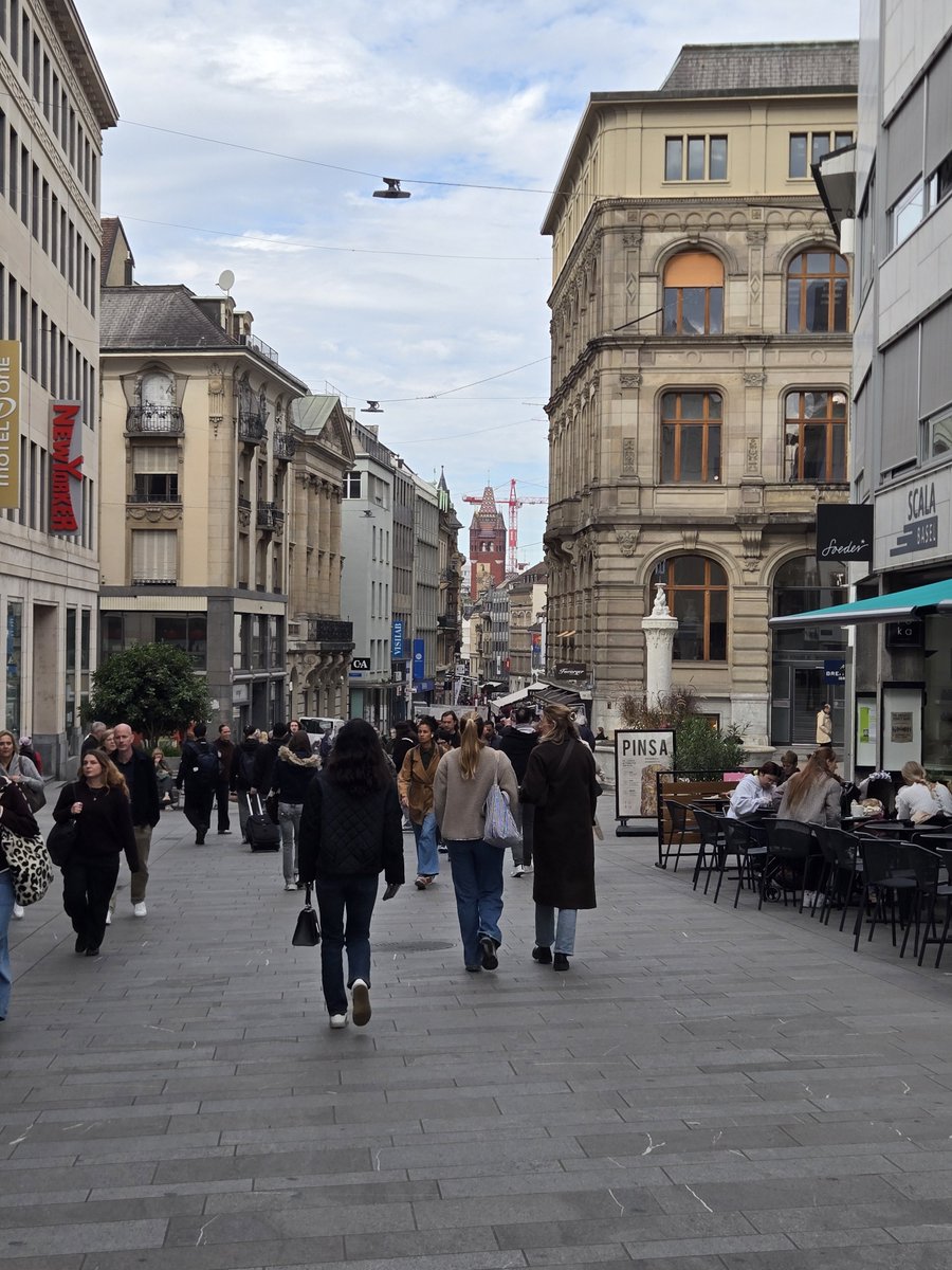 Reds_no1's tweet photo. 今日は最終日で早目に学会終了したので、  #Basel の街を散策なうなう🚶‍♀️ まずはなんとなくスイスっぽい？って感じた街並みをパシャリ📸 https://t.co/vTKmrtV8su
