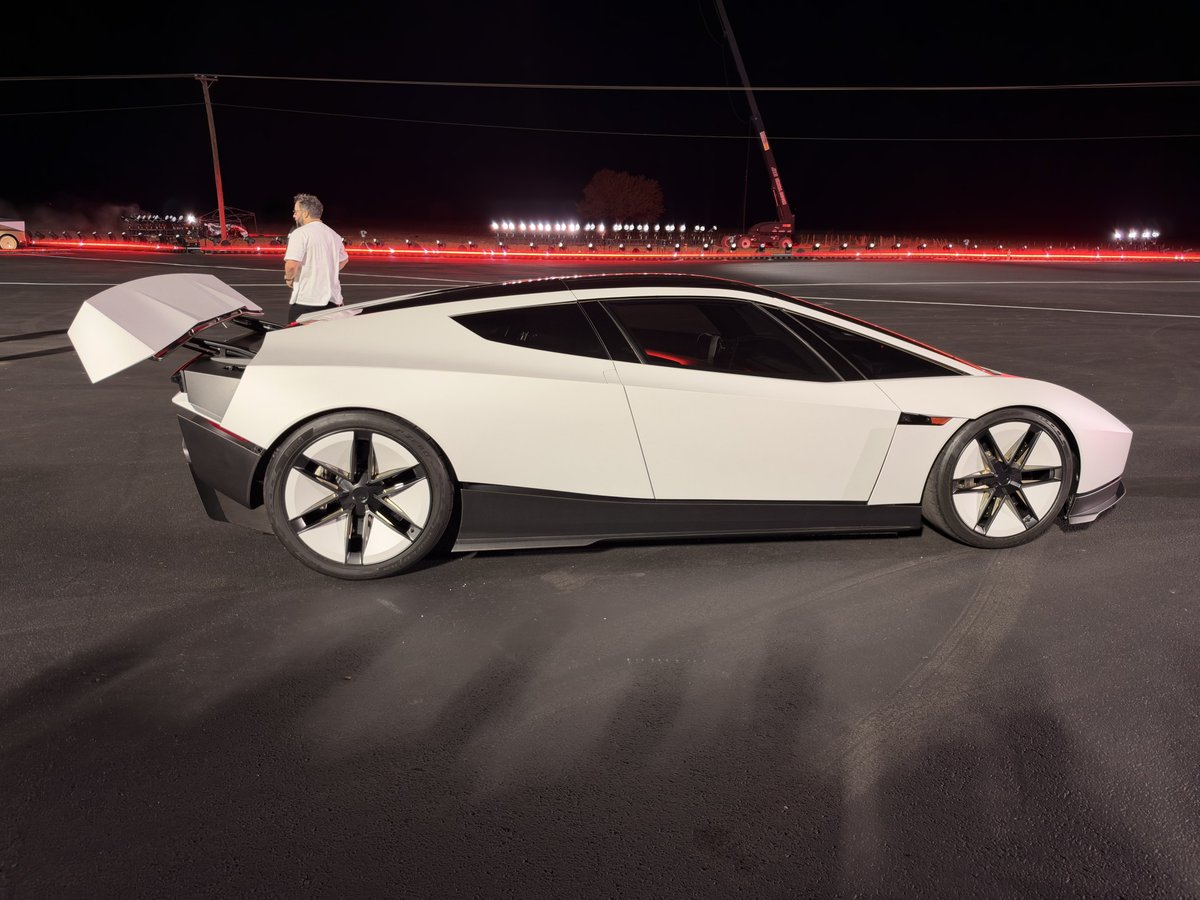 Onlyteslacars_'s tweet photo. The Tesla Roadster can create ~2Gs of downforce using high-speed electric fans mounted underneath the car. 

Unlike a traditional car that needs high speeds for meaningful downforce, the Roadster can create ~4700 kg at a standstill.

Thanks John for this vid! https://t.co/9gZUXge5bk
