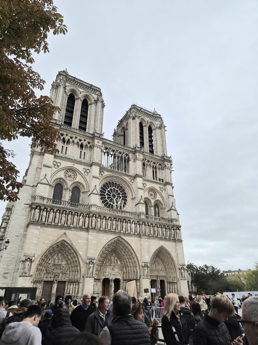 jhzm2000's tweet photo. https://t.co/k0j6cErOVn na de brand is de #notredame  #parijs mooi gerestaureerd en wordt het subliem verlicht https://t.co/AmLFSOFTZd