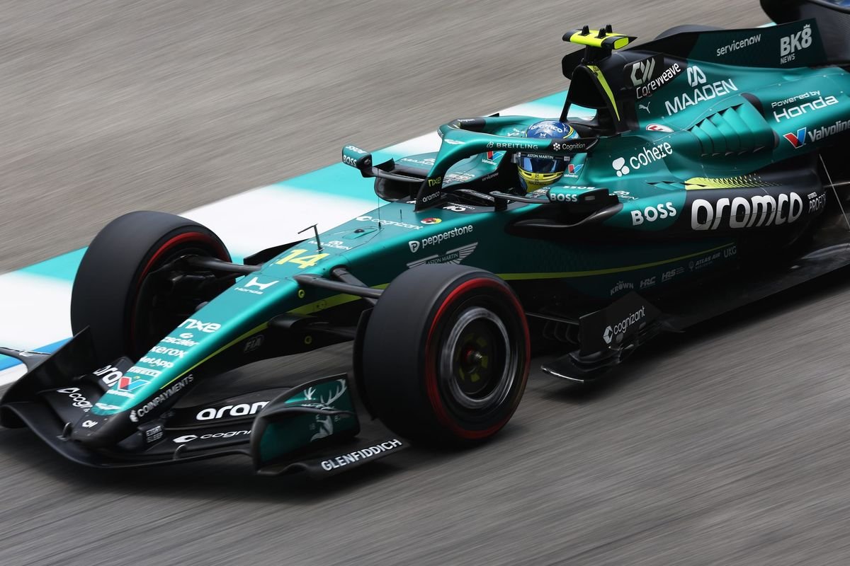 Nachez98's tweet photo. 🚨 Según The Race, de no ser por el DÉFICIT DE HONDA, Alonso estaría LUCHANDO POR LA POLE

📊 En Sepang, Alonso acabó a 2,09s de la pole… pero perdió 2,238s SOLO en las zonas a fondo

🤯 EN CURVA fue 0,148s MÁS RÁPIDO que el coche de la POLE

‼️ Y en Singapur fue todavía más extremo: 2,85s de déficit total, pero 3,22s perdidos a fondo → 0,370s MÁS RÁPIDO en el resto de la vuelta

📰 @SportmphMark vía The Race
