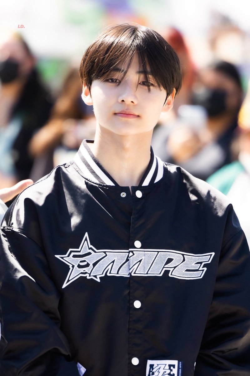 19wons's tweet photo. sangwon wear the same jacket when he wear at LA busking I'M CRYING THATS BABY AWON  T___T https://t.co/pMHA1PlzRT