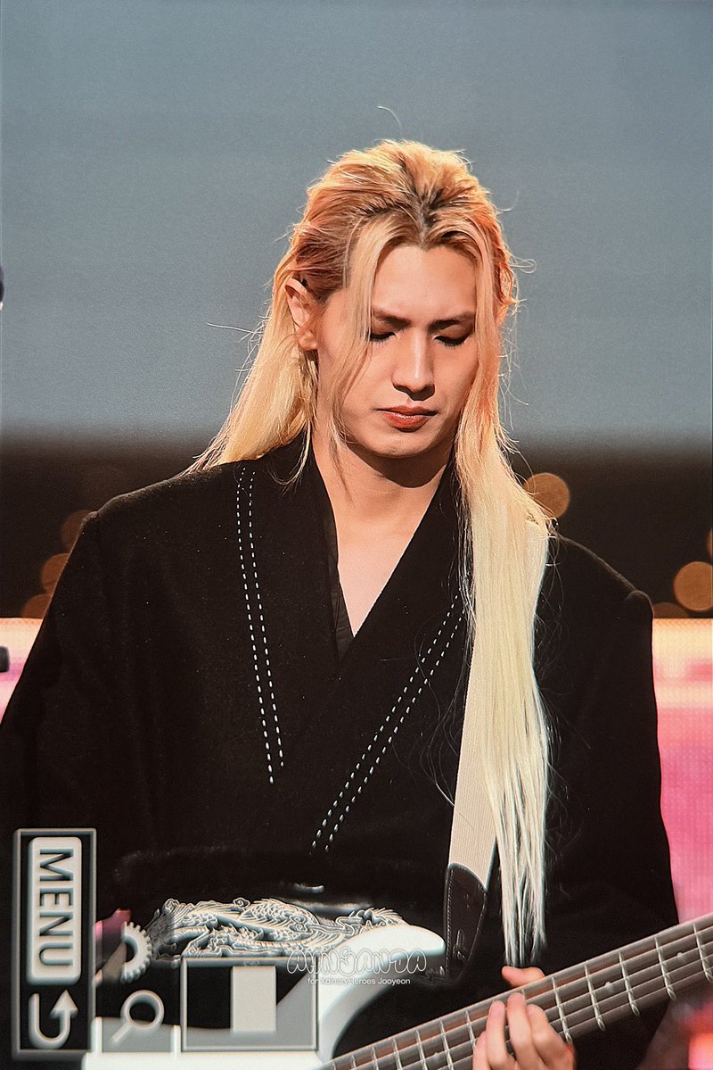 marebangdon's tweet photo. Deep inside gw beneran berharap someday dia bisa jadi the real rocker, god of rock sesuai yg dia mau. Yg bebas bukan cm sekedar aesthetic company bullshit apalagi dipaksa ngasih makan ego parsos relationshit. Mangat juy https://t.co/YAKqmyVlbe