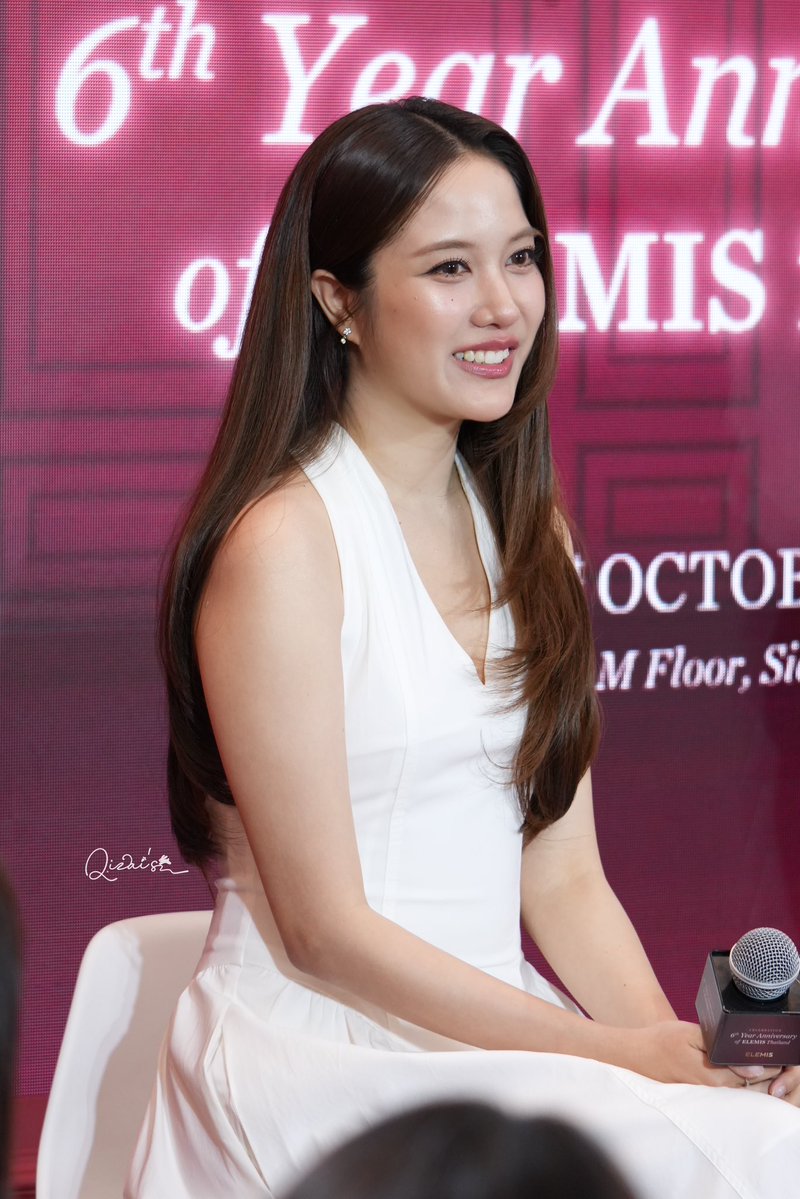 kit6six's tweet photo. I’m swooning over this gorgeous face! 😍

ELEMISTH X Freen
#6THYearAnniversaryELEMISTH 
#ELEMIS 
#ELEMISThailand 
#ELEMISTHxSrchafreen 
#FriendofELEMISThailand https://t.co/BPdXNRkUGj