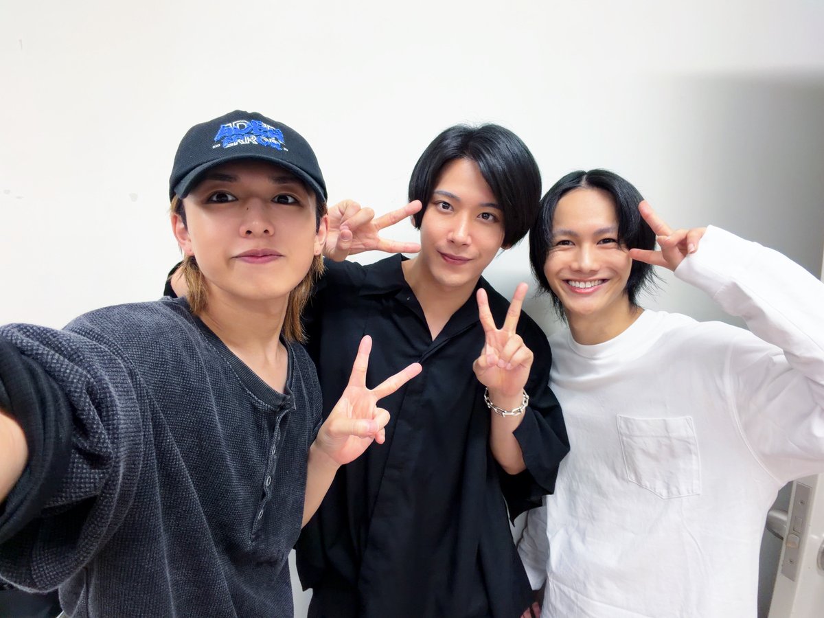 kengouhata's tweet photo. ･
#忍ミュ 16弾再演
7日目夜公演⚔️

ご来場頂きました皆々様、
誠にありがとうございました！！！
本日はカテコ挨拶もさせて頂きました🙇‍♂️

土井先生の一洸さん🖤
今日は竹さん、りんりんも
来てくれました😭😭😭

明日は昼夜2公演、
配信とライビュもございます！
よろしくお願いします🔥 https://t.co/MbX5yKiEux