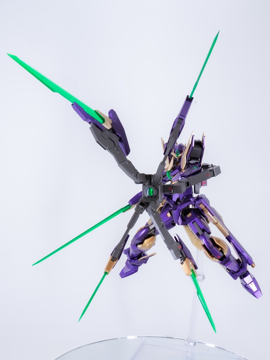 krm556's tweet photo. 00 Qan[T] Imperator
完成しました✨️

クアンタ素体のオリジナルビルド系機体。
構想からだいたい3ヶ月…
アームの稼働軸が多く、想像以上に動きます。 https://t.co/eSXct2CkKe