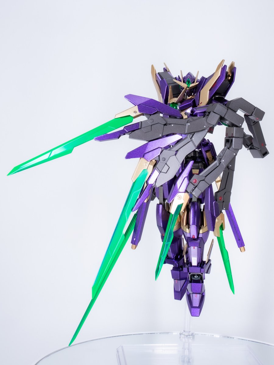krm556's tweet photo. 00 Qan[T] Imperator
完成しました✨️

クアンタ素体のオリジナルビルド系機体。
構想からだいたい3ヶ月…
アームの稼働軸が多く、想像以上に動きます。 https://t.co/eSXct2CkKe